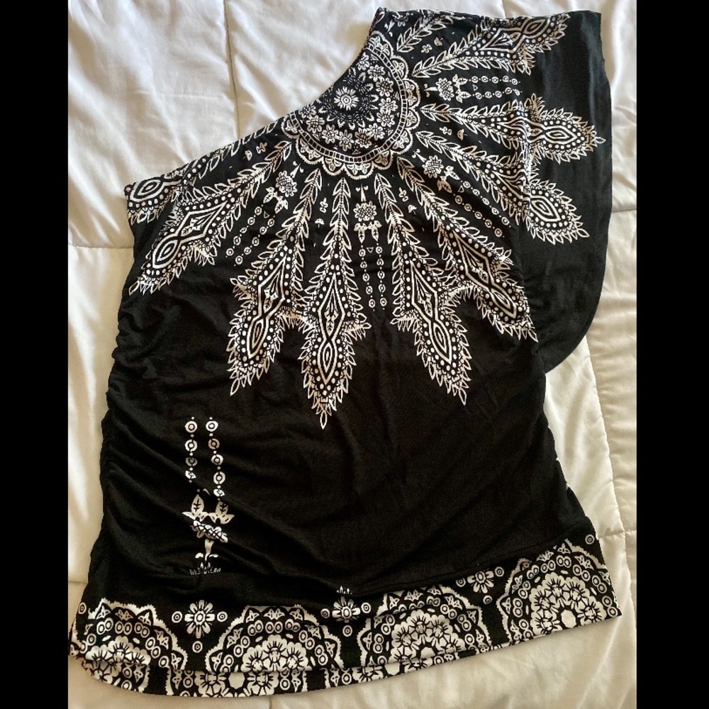 Studio Y One Shoulder Mandala Print Flowy Top Size Large NWOT